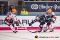 Jakob Mayenschein (EHC Red Bull Muenchen) im Kampf um den Puck mit Rylan Schwartz (Fischtown Pinguins Bremerhaven) und Dominik Uher (Fischtown Pinguins Bremerhaven) in der Hauptrundenbegegnung der Deutschen Eishockey Liga zwischen dem EHC Red Bull München und den Fischtown Pinguins Bremerhaven am 23.11.2018.