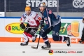 Dominik Uher (Fischtown Pinguins Bremerhaven) und Konrad Abeltshauser (EHC Red Bull Muenchen) in der Hauptrundenbegegnung der Deutschen Eishockey Liga zwischen dem EHC Red Bull München und den Fischtown Pinguins Bremerhaven am 23.11.2018.