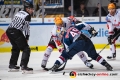 Mark Voakes (EHC Red Bull Muenchen) beim Bullygewinn gegen Carson McMillan (Fischtown Pinguins Bremerhaven) in der Hauptrundenbegegnung der Deutschen Eishockey Liga zwischen dem EHC Red Bull München und den Fischtown Pinguins Bremerhaven am 23.11.2018.