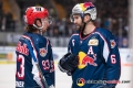 Maximilian Kastner (EHC Red Bull Muenchen) im Gespräche mit Daryl Boyle (EHC Red Bull Muenchen) in der Hauptrundenbegegnung der Deutschen Eishockey Liga zwischen dem EHC Red Bull München und den Fischtown Pinguins Bremerhaven am 23.11.2018.