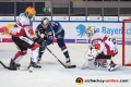 Maxime Fortunus (Fischtown Pinguins Bremerhaven) und Jaroslav Huebl (Torwart, Fischtown Pinguins Bremerhaven) verteidigen gegen Ryan Button (EHC Red Bull Muenchen) in der Hauptrundenbegegnung der Deutschen Eishockey Liga zwischen dem EHC Red Bull München und den Fischtown Pinguins Bremerhaven am 23.11.2018.