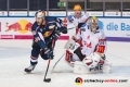 Trevor Parkes (EHC Red Bull Muenchen) gegen Mark Zengerle (Fischtown Pinguins Bremerhaven) und Jaroslav Huebl (Torwart, Fischtown Pinguins Bremerhaven) in der Hauptrundenbegegnung der Deutschen Eishockey Liga zwischen dem EHC Red Bull München und den Fischtown Pinguins Bremerhaven am 23.11.2018.