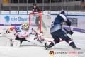 Jaroslav Huebl (Torwart, Fischtown Pinguins Bremerhaven) verteidigt gegen John Mitchell (EHC Red Bull Muenchen) in der Hauptrundenbegegnung der Deutschen Eishockey Liga zwischen dem EHC Red Bull München und den Fischtown Pinguins Bremerhaven am 23.11.2018.