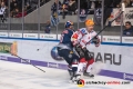 Zweikampf zwischen Tobias Eder (EHC Red Bull Muenchen) und Will Weber (Fischtown Pinguins Bremerhaven) in der Hauptrundenbegegnung der Deutschen Eishockey Liga zwischen dem EHC Red Bull München und den Fischtown Pinguins Bremerhaven am 23.11.2018.