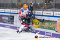 Zweikampf zwischen Will Weber (Fischtown Pinguins Bremerhaven) und Andreas Eder (EHC Red Bull Muenchen) in der Hauptrundenbegegnung der Deutschen Eishockey Liga zwischen dem EHC Red Bull München und den Fischtown Pinguins Bremerhaven am 23.11.2018.