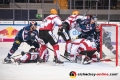 Hochbetrieb vor dem Tor von Jaroslav Huebl (Torwart, Fischtown Pinguins Bremerhaven) in der Hauptrundenbegegnung der Deutschen Eishockey Liga zwischen dem EHC Red Bull München und den Fischtown Pinguins Bremerhaven am 23.11.2018.