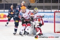 Jaroslav Huebl (Torwart, Fischtown Pinguins Bremerhaven) und Nicholas B. Jensen (Fischtown Pinguins Bremerhaven) verteidigen gegen John Mitchell (EHC Red Bull Muenchen) in der Hauptrundenbegegnung der Deutschen Eishockey Liga zwischen dem EHC Red Bull München und den Fischtown Pinguins Bremerhaven am 23.11.2018.