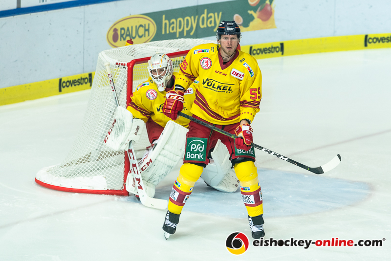 Alexaner Urbom (Duesseldorfer EG) vor Mathias Niederberger (Torwart, Duesseldorfer EG) in der Hauptrundenbegegnung der Deutschen Eishockey Liga zwischen dem EHC Red Bull München und der Duesseldorfer EG am 15.09.2019.