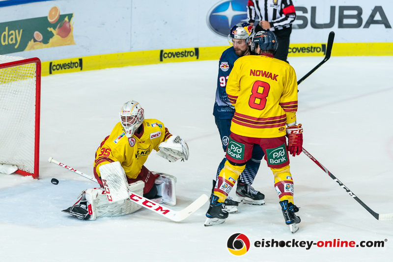 Maximilian Kastner (EHC Red Bull Muenchen) beobachtet, wie der Puck den Pfosten trifft gegen Mathias Niederberger (Torwart, Duesseldorfer EG) und Marco Nowak (Duesseldorfer EG) in der Hauptrundenbegegnung der Deutschen Eishockey Liga zwischen dem EHC Red Bull München und der Duesseldorfer EG am 15.09.2019.