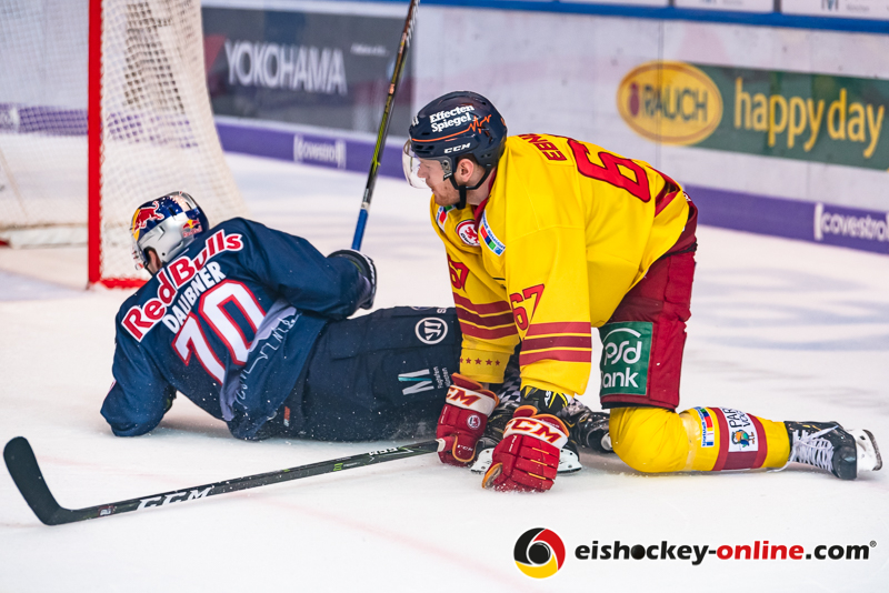 Maximilian Daubner (EHC Red Bull Muenchen) und Bernhard Ebner (Duesseldorfer EG) in der Hauptrundenbegegnung der Deutschen Eishockey Liga zwischen dem EHC Red Bull München und der Duesseldorfer EG am 15.09.2019.