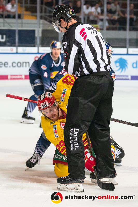 Alexander Barta (Duesseldorfer EG) beim Bully mit Linesman Gabriel Gaube in der Hauptrundenbegegnung der Deutschen Eishockey Liga zwischen dem EHC Red Bull München und der Duesseldorfer EG am 15.09.2019.