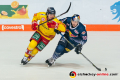 Patrick Buzas (Duesseldorfer EG) und Maximilian Daubner (EHC Red Bull Muenchen) in der Hauptrundenbegegnung der Deutschen Eishockey Liga zwischen dem EHC Red Bull München und der Duesseldorfer EG am 15.09.2019.