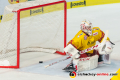 Mathias Niederberger (Torwart, Duesseldorfer EG) musste durch John Jason Peterka (EHC Red Bull Muenchen) den 1:1-Ausgleich hinnehmen in der Hauptrundenbegegnung der Deutschen Eishockey Liga zwischen dem EHC Red Bull München und der Duesseldorfer EG am 15.09.2019.