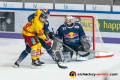 Keith Aulie (EHC Red Bull Muenchen) und Danny aus den Birken (Torwart, EHC Red Bull Muenchen) verteidigen gegen Chad Nehring (Duesseldorfer EG) in der Hauptrundenbegegnung der Deutschen Eishockey Liga zwischen dem EHC Red Bull München und der Duesseldorfer EG am 15.09.2019.