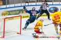 John Jason Peterka (EHC Red Bull Muenchen) dreht jubelnd nach seinem Treffer zum 2:1 gegen Mathias Niederberger (Torwart, Duesseldorfer EG) ab in der Hauptrundenbegegnung der Deutschen Eishockey Liga zwischen dem EHC Red Bull München und der Duesseldorfer EG am 15.09.2019.