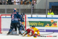 Daryl Boyle (EHC Red Bull Muenchen) und Danny aus den Birken (Torwart, EHC Red Bull Muenchen) verteidigen gegen Chad Nehring (Duesseldorfer EG) in der Hauptrundenbegegnung der Deutschen Eishockey Liga zwischen dem EHC Red Bull München und der Duesseldorfer EG am 15.09.2019.