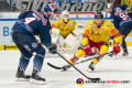 Tobias Eder (Duesseldorfer EG) gegen Blake Parlett (EHC Red Bull Muenchen) in der Hauptrundenbegegnung der Deutschen Eishockey Liga zwischen dem EHC Red Bull München und der Duesseldorfer EG am 15.09.2019.