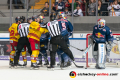 Etwas Tumulte vor dem Muenchner Tor in der Hauptrundenbegegnung der Deutschen Eishockey Liga zwischen dem EHC Red Bull München und der Duesseldorfer EG am 15.09.2019.