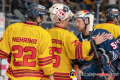 Chad Nehring (Duesseldorfer EG) und Mathias Niederberger (Torwart, Duesseldorfer EG) beim Shakehands mit Patrick Hager (EHC Red Bull Muenchen) in der Hauptrundenbegegnung der Deutschen Eishockey Liga zwischen dem EHC Red Bull München und der Duesseldorfer EG am 15.09.2019.