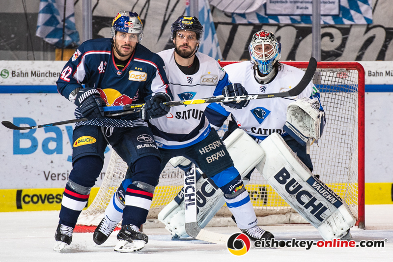 Benedikt Kohl (ERC Ingolstadt Panther) und Timo Pielmeier (Torwart, ERC Ingolstadt Panther) verteidigen gegen Yasin Ehliz (EHC Red Bull Muenchen) in der Hauptrundenbegegnung der Deutschen Eishockey Liga zwischen dem EHC Red Bull München und den Ingolstadt Panthern am 24.02.2019.