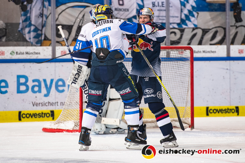 Beginn einer Keilerei zwischen Ville Koistinen (ERC Ingolstadt Panther) und Andrew Bodnarchuk (EHC Red Bull Muenchen) in der Hauptrundenbegegnung der Deutschen Eishockey Liga zwischen dem EHC Red Bull München und den Ingolstadt Panthern am 24.02.2019.
