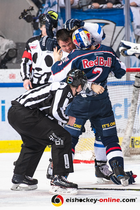 Linesman Marius Woelzmueller greift ein die Keilerei zwischen Ville Koistinen (ERC Ingolstadt Panther) und Andrew Bodnarchuk (EHC Red Bull Muenchen) in der Hauptrundenbegegnung der Deutschen Eishockey Liga zwischen dem EHC Red Bull München und den Ingolstadt Panthern am 24.02.2019.