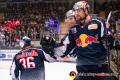 Matt Stajan (EHC Red Bull Muenchen) und John Mitchell (EHC Red Bull Muenchen) beglückwünschen Yannic Seidenberg (EHC Red Bull Muenchen) zu seinem Treffer zum 1:1 in der Hauptrundenbegegnung der Deutschen Eishockey Liga zwischen dem EHC Red Bull München und den Ingolstadt Panthern am 24.02.2019.