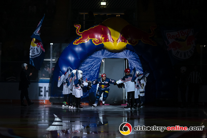 Chris Bourque (EHC Red Bull Muenchen) bei der Einlaufshow im Spiel Red Bull Muenchen gegen die Iserlohn Roosters am 13.10.2019.Foto: Heike Feiner/Eibner Pressefoto