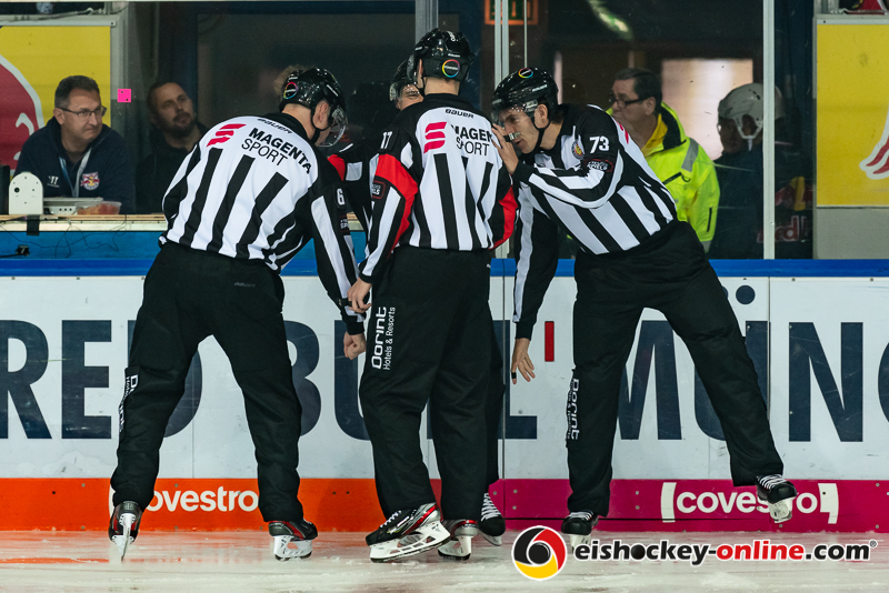 Hauptschiedsrichter Kilian Hinterdobler, Hauptschiedsrichter Sirko Hunnius und die Linesman in der Hauptrundenbegegnung der Deutschen Eishockey Liga zwischen dem EHC Red Bull München und den Iserlohn Roosters am 13.10.2019.