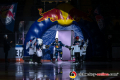 Einlaufshow mit Yannic Seidenberg (EHC Red Bull Muenchen) in der Hauptrundenbegegnung der Deutschen Eishockey Liga zwischen dem EHC Red Bull München und den Iserlohn Roosters am 13.10.2019.