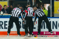 Hauptschiedsrichter Kilian Hinterdobler, Hauptschiedsrichter Sirko Hunnius und die Linesman in der Hauptrundenbegegnung der Deutschen Eishockey Liga zwischen dem EHC Red Bull München und den Iserlohn Roosters am 13.10.2019.