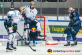 Mike Halmo (Iserlohn Roosters) nimmt Kevin Reich (Torwart, EHC Red Bull Muenchen)  die Sicht und Marko Friedrich (Iserlohn Roosters) schieße ein Tor zum 0:1 in der Hauptrundenbegegnung der Deutschen Eishockey Liga zwischen dem EHC Red Bull München und den Iserlohn Roosters am 13.10.2019.
