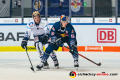 Chris Rumble (Iserlohn Roosters) und Justin Schuetz (EHC Red Bull Muenchen) im Spiel Red Bull Muenchen gegen die Iserlohn Roosters am 13.10.2019.Foto: Heike Feiner/Eibner Pressefoto