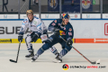 Chris Rumble (Iserlohn Roosters) und Justin Schuetz (EHC Red Bull Muenchen) in der Hauptrundenbegegnung der Deutschen Eishockey Liga zwischen dem EHC Red Bull München und den Iserlohn Roosters am 13.10.2019.
