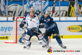 Mike Halmo (Iserlohn Roosters) und Daryl Boyle (EHC Red Bull Muenchen) vor dem Tor von Kevin Reich (Torwart, EHC Red Bull Muenchen) in der Hauptrundenbegegnung der Deutschen Eishockey Liga zwischen dem EHC Red Bull München und den Iserlohn Roosters am 13.10.2019.