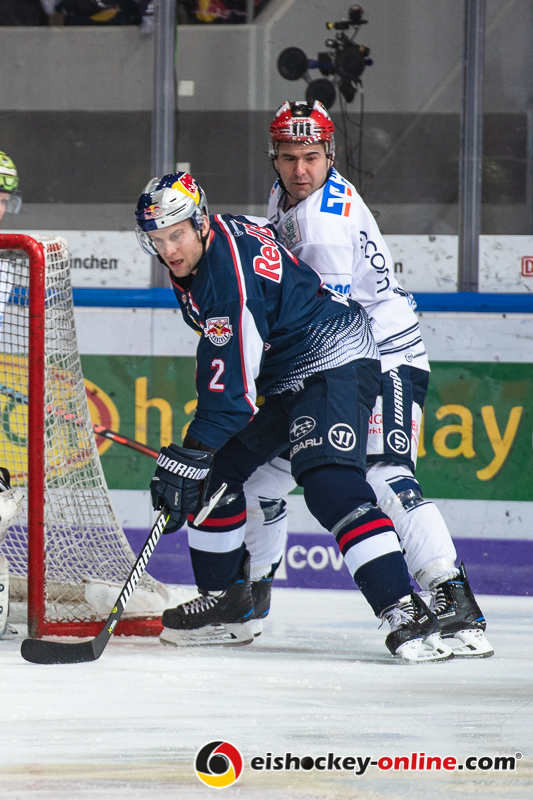 Andrew Bodnarchuk (EHC Red Bull Muenchen) und Jon Matsumoto (Iserlohn Roosters) in der Hauptrundenbegegnung der Deutschen Eishockey Liga zwischen dem EHC Red Bull München und den Iserlohn Roosters am 25.01.2019.