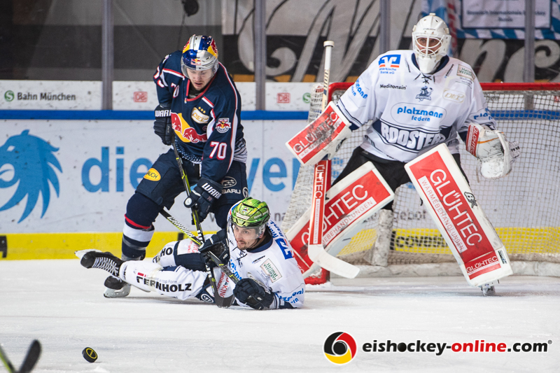 Niko Hovinen (Torwart, Iserlohn Roosters) und ein weiterer Iserlohner Spieler verteidigen gegen Maximilian Daubner (EHC Red Bull Muenchen) in der Hauptrundenbegegnung der Deutschen Eishockey Liga zwischen dem EHC Red Bull München und den Iserlohn Roosters am 25.01.2019.