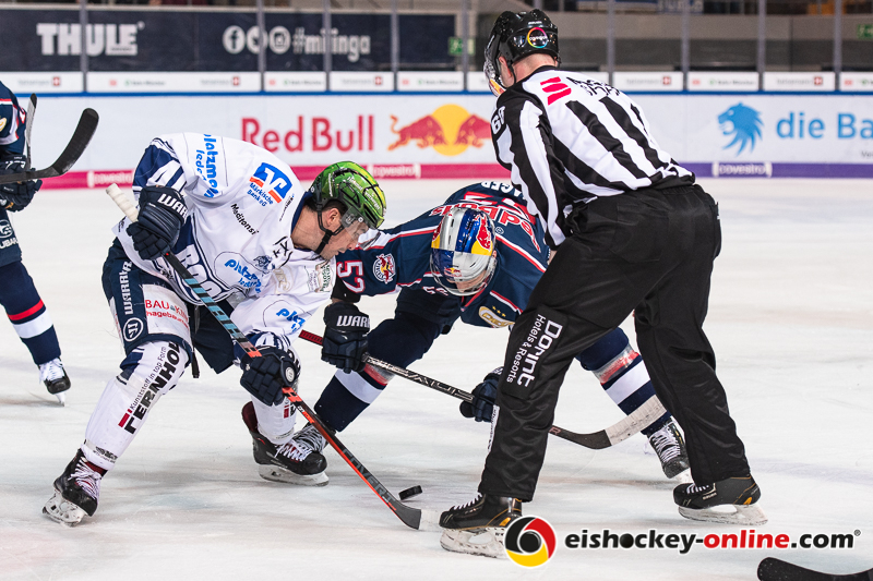 Linesman Jakub Klima fürht ein Bully aus zwischen Evan Trupp (Iserlohn Roosters) und Patrick Hager (EHC Red Bull Muenchen) in der Hauptrundenbegegnung der Deutschen Eishockey Liga zwischen dem EHC Red Bull München und den Iserlohn Roosters am 25.01.2019.