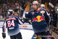 Kapitän Michael Wolf (EHC Red Bull Muenchen) klatscht den Torschützen zum 1:0 - Trevor Parkes (EHC Red Bull Muenchen) - ab in der Hauptrundenbegegnung der Deutschen Eishockey Liga zwischen dem EHC Red Bull München und den Iserlohn Roosters am 25.01.2019.