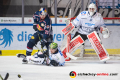 Niko Hovinen (Torwart, Iserlohn Roosters) und ein weiterer Iserlohner Spieler verteidigen gegen Maximilian Daubner (EHC Red Bull Muenchen) in der Hauptrundenbegegnung der Deutschen Eishockey Liga zwischen dem EHC Red Bull München und den Iserlohn Roosters am 25.01.2019.