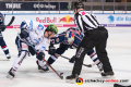 Linesman Jakub Klima fürht ein Bully aus zwischen Evan Trupp (Iserlohn Roosters) und Patrick Hager (EHC Red Bull Muenchen) in der Hauptrundenbegegnung der Deutschen Eishockey Liga zwischen dem EHC Red Bull München und den Iserlohn Roosters am 25.01.2019.