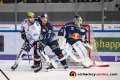 Jordan Smotherman (Iserlohn Roosters) und Andrew Bodnarchuk (EHC Red Bull Muenchen) vor dem Tor von Kevin Reich (Torwart, EHC Red Bull Muenchen) in der Hauptrundenbegegnung der Deutschen Eishockey Liga zwischen dem EHC Red Bull München und den Iserlohn Roosters am 25.01.2019.