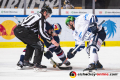 Linesman Kilian Hinterdobler fürht ein Bully zwischen Matt Stajan (EHC Red Bull Muenchen) und Travis Turnbull (Iserlohn Roosters) aus in der Hauptrundenbegegnung der Deutschen Eishockey Liga zwischen dem EHC Red Bull München und den Iserlohn Roosters am 25.01.2019.