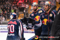 Andreas Eder (EHC Red Bull Muenchen) und Justin Shugg (EHC Red Bull Muenchen) klatschen Maximilian Daubner (EHC Red Bull Muenchen) - den Torschützen zum 5:0 - ab in der Hauptrundenbegegnung der Deutschen Eishockey Liga zwischen dem EHC Red Bull München und den Iserlohn Roosters am 25.01.2019.