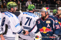 Yannic Seidenberg (EHC Red Bull Muenchen) beim Shakehands mit Dylan Yeo (Iserlohn Roosters) in der Hauptrundenbegegnung der Deutschen Eishockey Liga zwischen dem EHC Red Bull München und den Iserlohn Roosters am 25.01.2019.