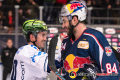 Evan Trupp (Iserlohn Roosters) und Trevor Parkes (EHC Red Bull Muenchen) beim Shakehands in der Hauptrundenbegegnung der Deutschen Eishockey Liga zwischen dem EHC Red Bull München und den Iserlohn Roosters am 25.01.2019.
