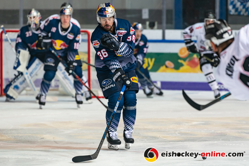 Yannic Seidenberg (EHC Red Bull Muenchen) in Erwartung eines Pucks in der Hauptrundenbegegnung der Deutschen Eishockey Liga zwischen dem EHC Red Bull München und den Kölner Haien am 25.10.2019.