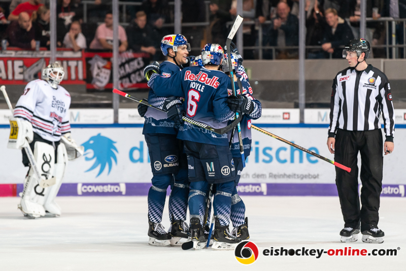 Keith Aulie (EHC Red Bull Muenchen), Daryl Boyle (EHC Red Bull Muenchen) und Patrick Hager (EHC Red Bull Muenchen) bejubeln mit Yasin Ehliz (EHC Red Bull Muenchen) dessen Treffer zum 3:0 in der Hauptrundenbegegnung der Deutschen Eishockey Liga zwischen dem EHC Red Bull München und den Kölner Haien am 25.10.2019.