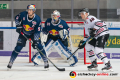 Keith Aulie (EHC Red Bull Muenchen) und Kevin Reich (Torwart, EHC Red Bull Muenchen) verteidigen gegen Alexander Oblinger (Koelner Haie) in der Hauptrundenbegegnung der Deutschen Eishockey Liga zwischen dem EHC Red Bull München und den Kölner Haien am 25.10.2019.