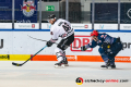 Mark Voakes (EHC Red Bull Muenchen) verfolgt Jakub Kindl (Koelner Haie) in der Hauptrundenbegegnung der Deutschen Eishockey Liga zwischen dem EHC Red Bull München und den Kölner Haien am 25.10.2019.